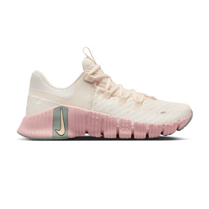 
            
                Load image into Gallery viewer, Women&amp;#39;s Nike Free Metcon 5 Pale Ivory / Ice Peach / Light Silver
            
        