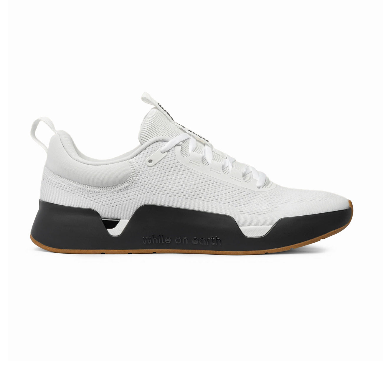 While On Earth Move Trainer (White/Black/Gum)